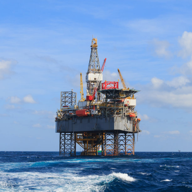 生产平台上的海上自升式钻井平台图片下载