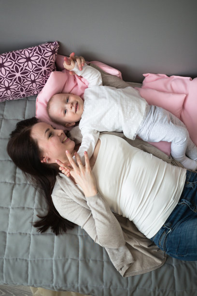 女儿和妈妈在一起很快乐，有趣好玩的妈妈图片下载