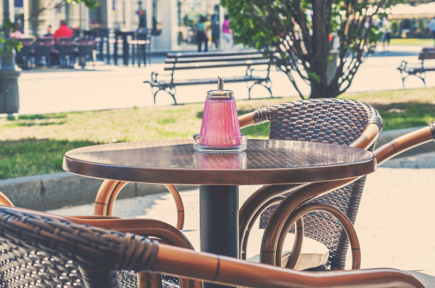 在市中心的露天咖啡桌图片下载