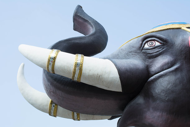 泰国寺庙中战斗的大象雕像图片下载