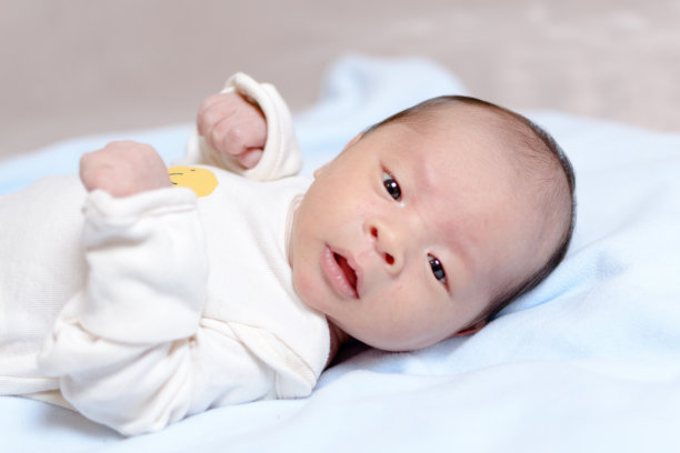 婴儿躺着凝视着素材图片