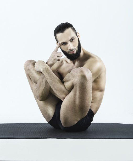 练习瑜伽的男人，照相馆照片，白色背景图片下载