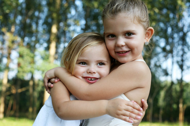 友谊。两个小女孩拥抱在一起。图片下载