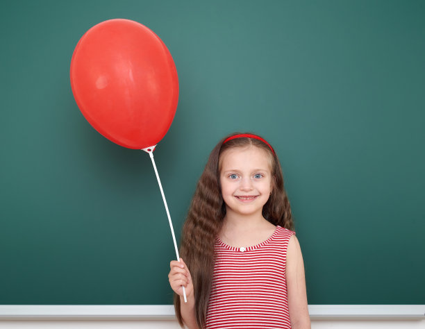 女孩学校的孩子在绿色的黑板和红色的气球背景图片下载
