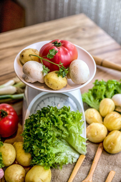 新鲜的蔬菜在古老的秤上，木制的背景图片下载