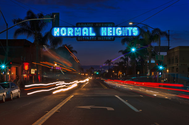 加州圣地亚哥的车灯小径和城市景观图片下载