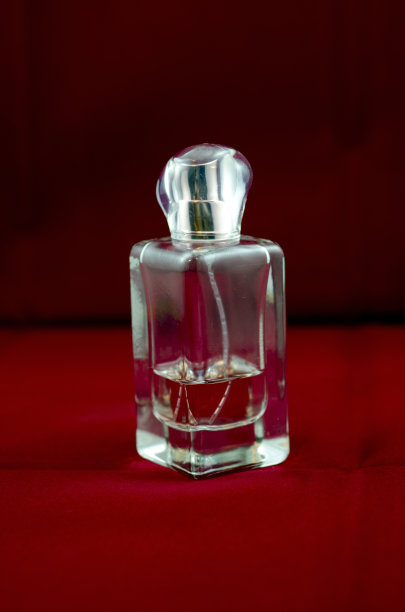 一瓶香水图片下载