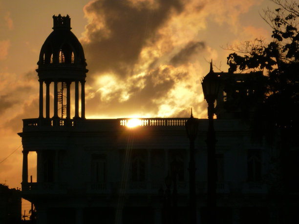 日落与帕拉西奥费雷尔，西恩富戈斯，古巴图片下载