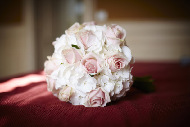 一束天然花(玫瑰和矮牵牛花)图片下载