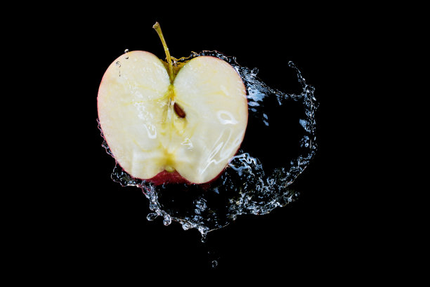 半只苹果在水里飞溅图片下载