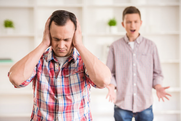 父亲和儿子在家里图片下载