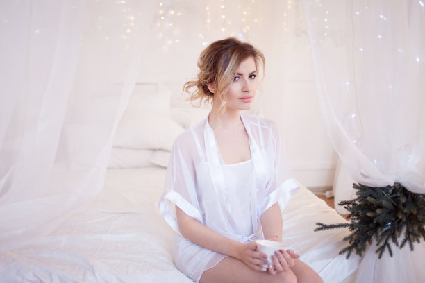 美丽的女人肖像模特与新鲜的日常化妆和图片下载