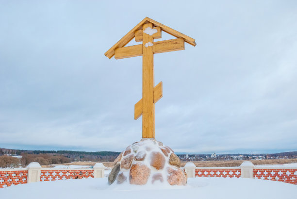 一个木制十字架的景观图片下载