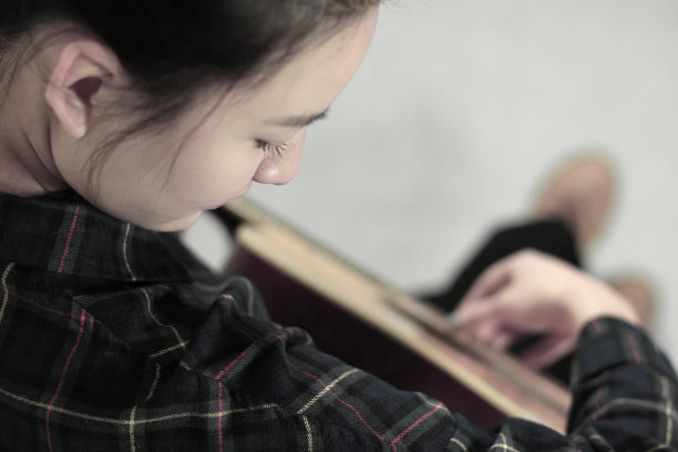 吉他的女孩图片下载
