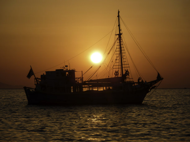 日落时分，希腊米科诺斯的小船图片下载