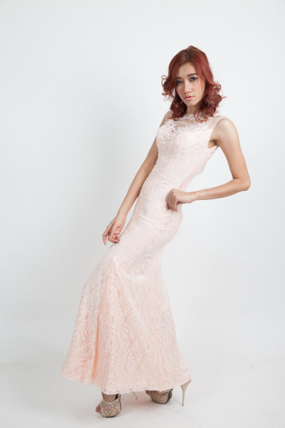 一个穿着浅粉色裙子的漂亮女孩的肖像图片下载