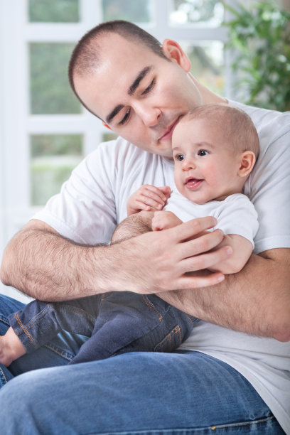 年轻的父亲喜欢和他的孩子呆在家里图片下载
