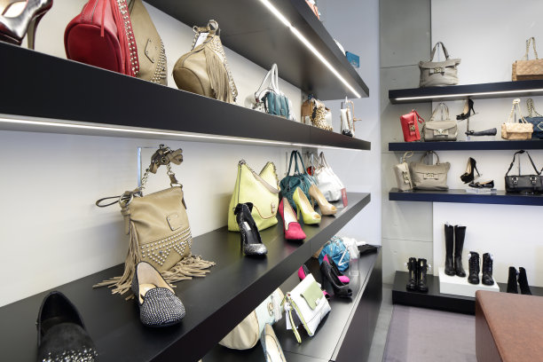 现代欧洲购物中心鞋店内部图片下载