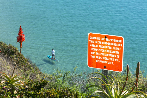 悬崖上的警告标志图片下载