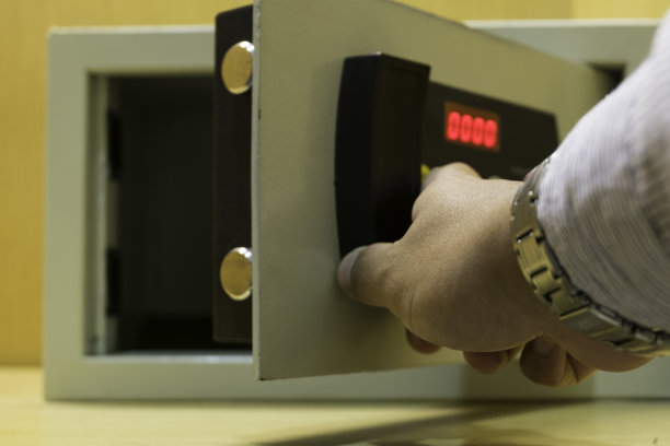 用手打开衣柜里的保险箱图片下载