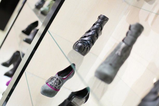 现代欧洲购物中心鞋店内部图片下载
