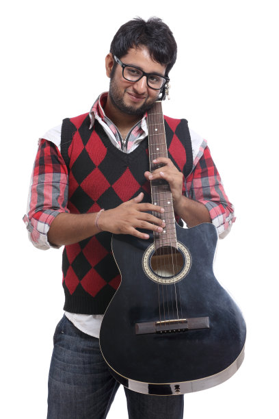 描绘一个弹吉他的年轻人图片下载