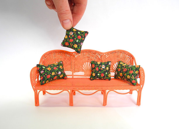 带靠垫的迷你长椅图片下载