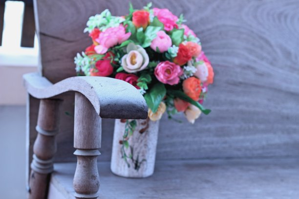 漂亮花瓶里的假玫瑰图片下载