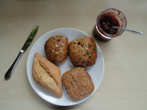 盘子上有四个面包，桌子上有草莓酱，罐子里有刀图片下载