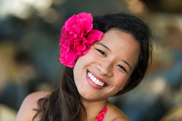 亚洲快乐女孩与花图片下载