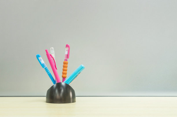 特写彩色笔与黑色陶瓷书桌整洁图片下载