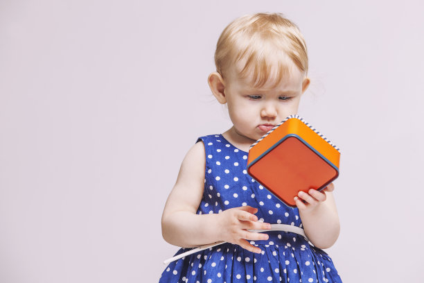 手里拿着盒子的小女孩图片下载