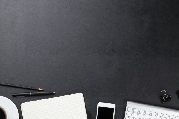 有电脑、用品和咖啡的桌子素材图片