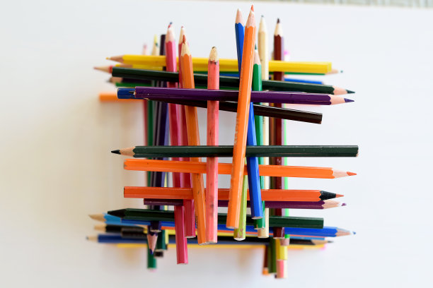 彩色铅笔和钢笔的塔。图片下载