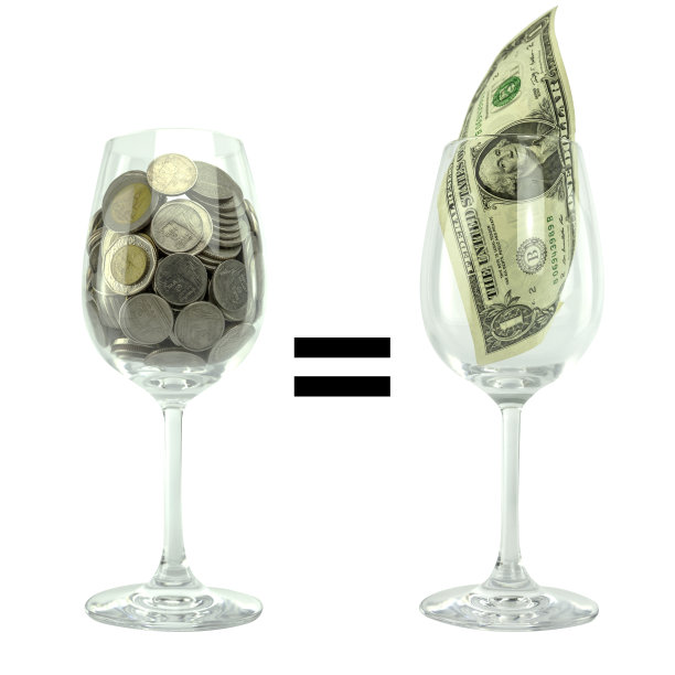 泰国硬币和一美元钞票在玻璃图片下载