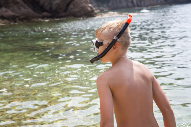 戴着游泳面罩的男孩图片下载