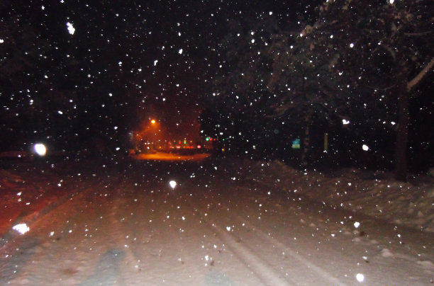 大雪落在公路上图片下载