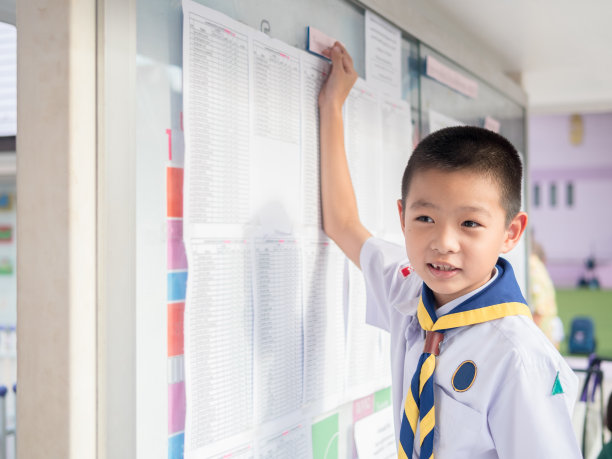 亚洲孩子找到考试的结果公告图片下载