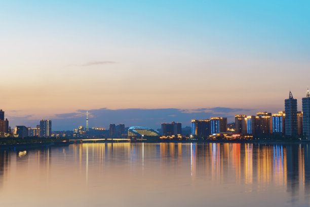 城市夜晚的湖边。图片下载