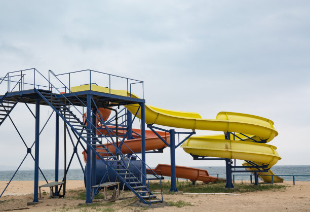 海滩上的水滑梯图片下载