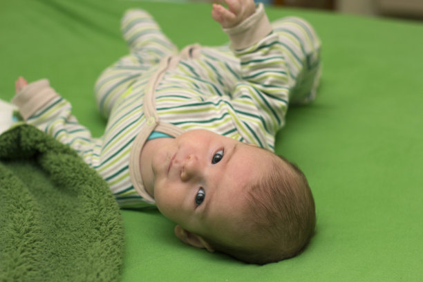 穿着条纹睡衣的婴儿图片下载