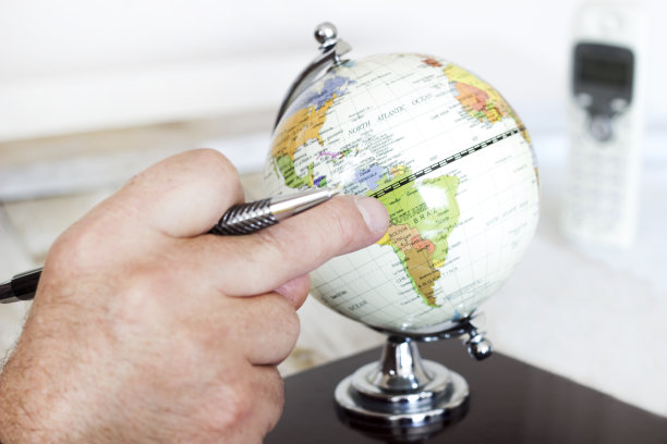 在办公室里看世界地图的女商人图片下载