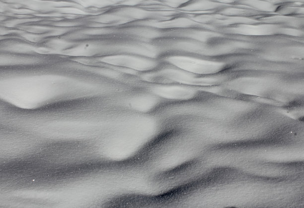雪堆和雪坑的田野图片下载
