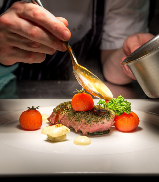 主厨将嫩羊肉配上香草皮，樱桃汤汁图片下载