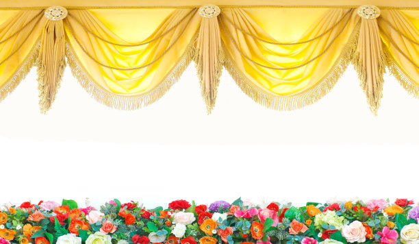 股票照片:美丽的花背景上的金色窗帘图片下载