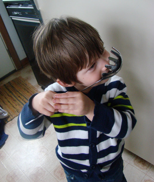 拿着勺子的小男孩图片下载