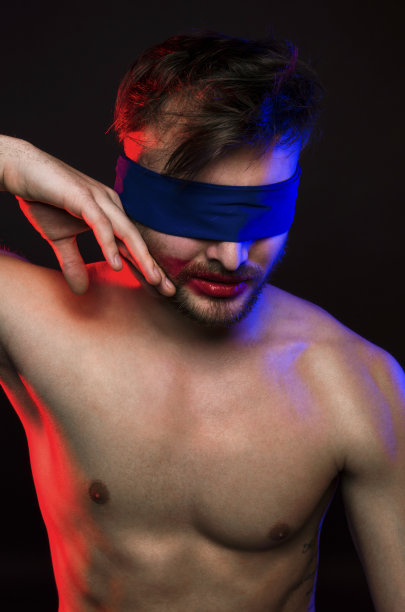 一个戴着眼罩的年轻人图片下载