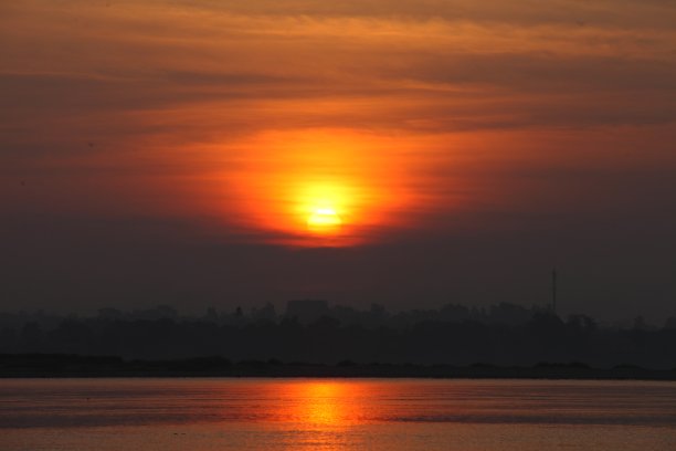 河上的日出。图片下载