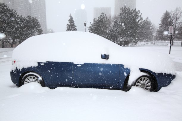 冰雪覆盖的车图片下载