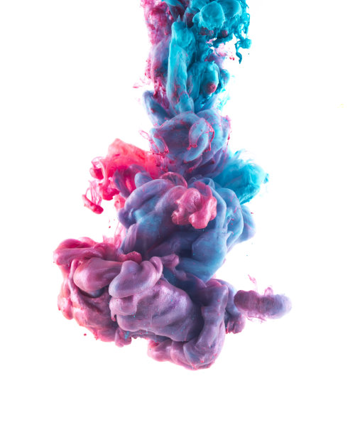 蓝色和粉色液体颜色在水下下降。图片下载